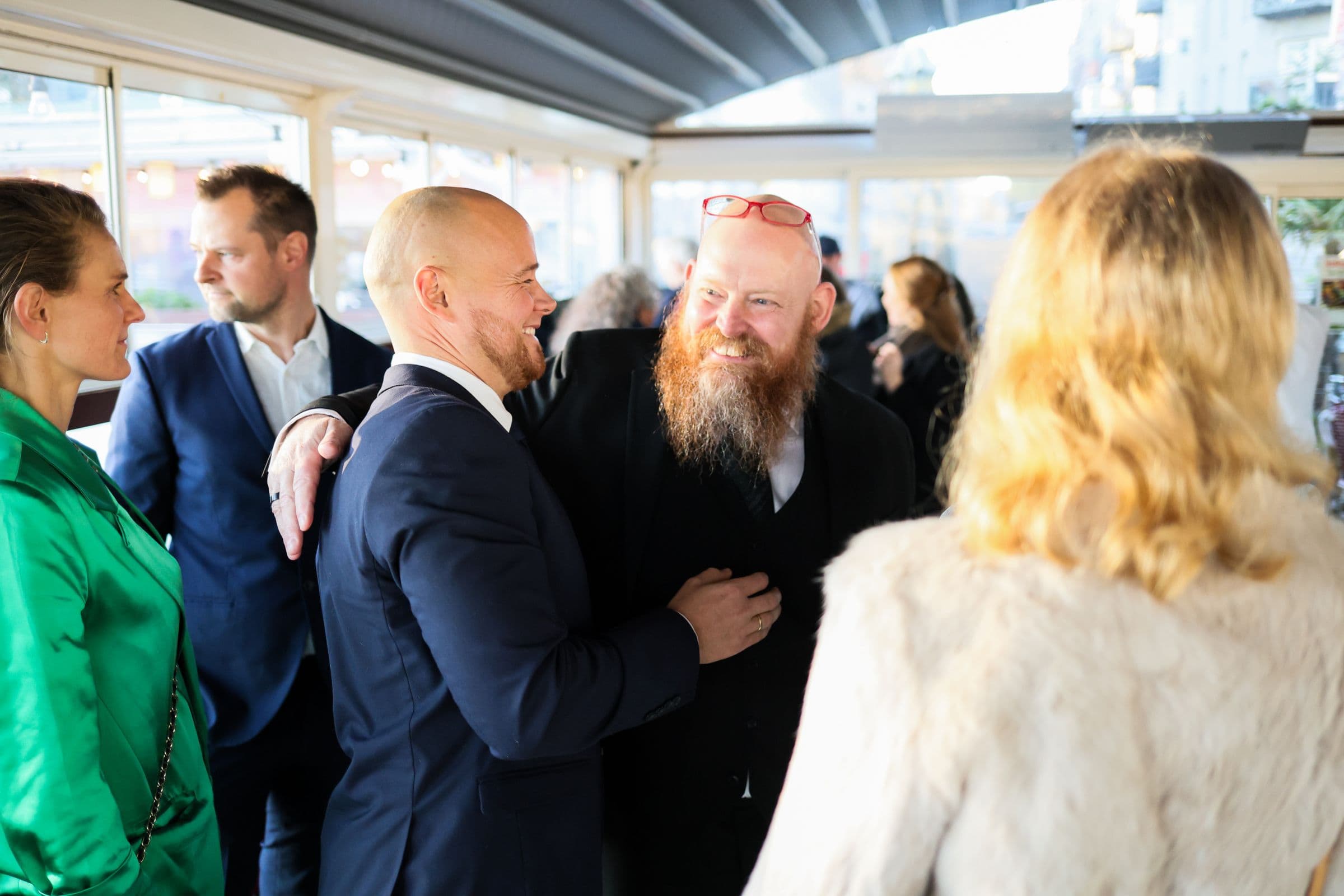 Människor som hälsar och samtalar med varandra